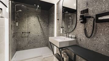 Superior kamer, 1 queensize bed | Badkamer | Een haardroger, handdoeken, zeep, shampoo