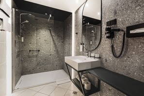 Quarto superior, 1 cama Queen | Banheiro | Secador de cabelo, toalhas de banho, sabonete, shampoo