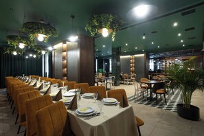 تقديم الغداء والعشاء