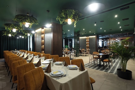 Lunch and dinner served. Gold Hotel