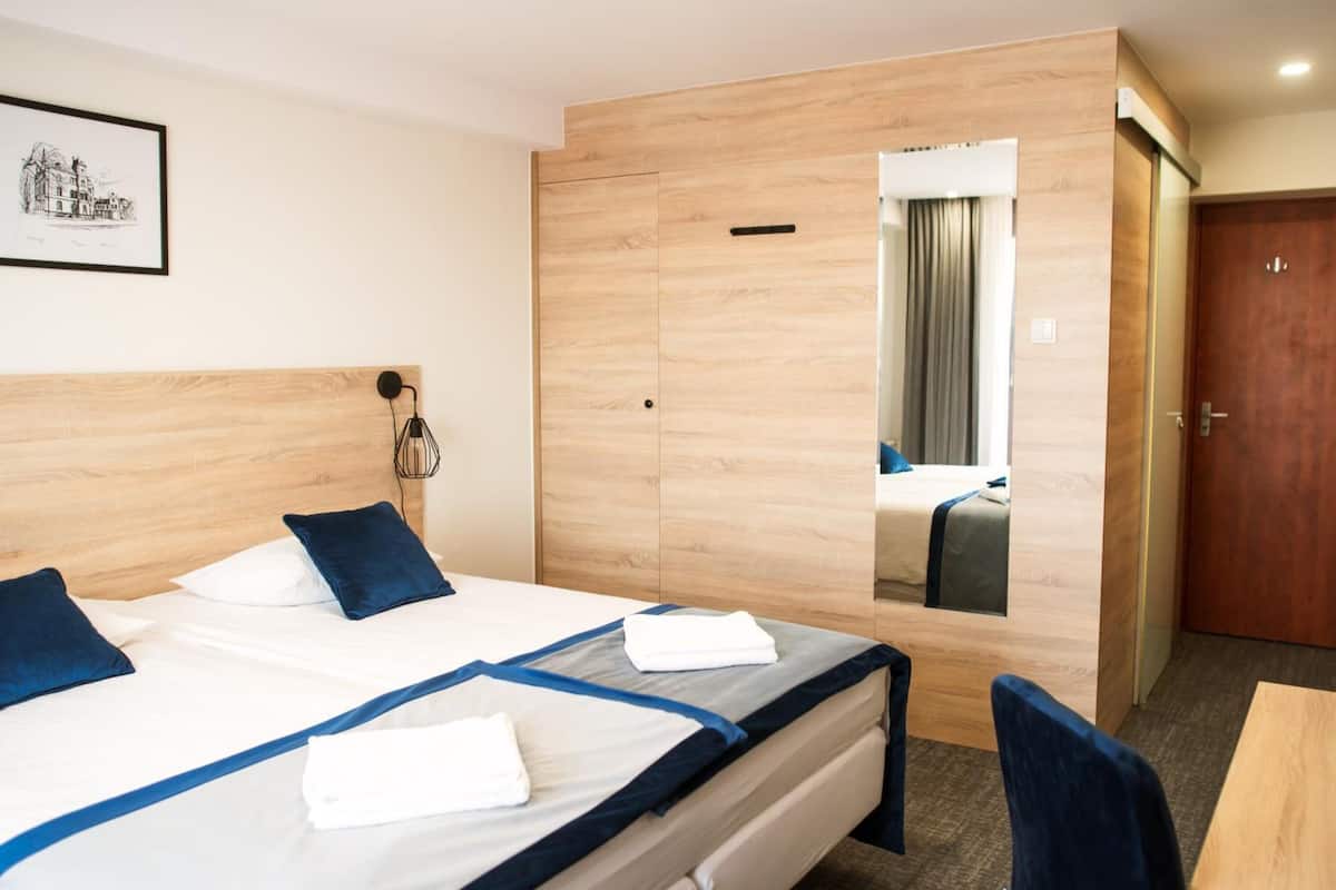 Habitación con 1 cama doble o 2 individuales | Escritorio, tabla de planchar con plancha, wifi gratis y ropa de cama