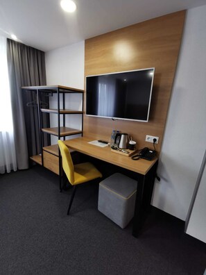 Chambre double ou avec lits jumeaux | Bureau, fer et planche à repasser, accès au Wi-Fi (inclus)