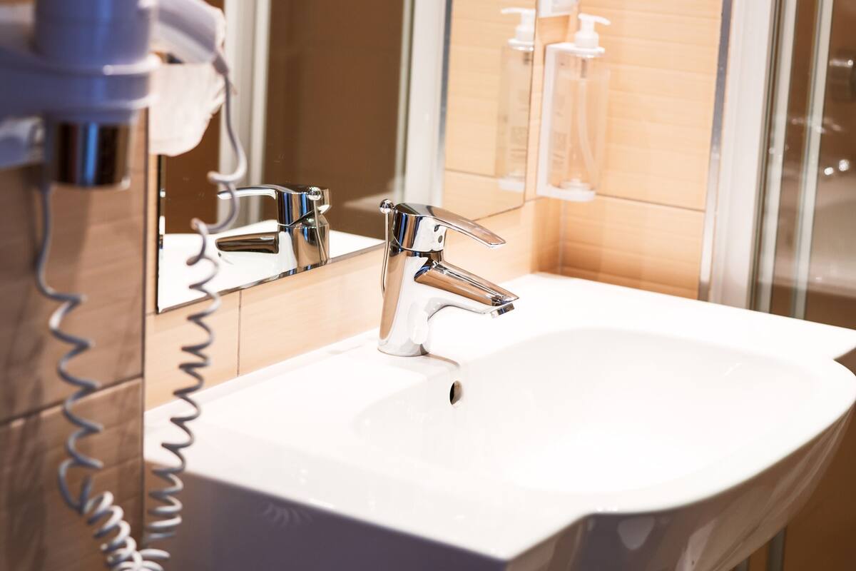 double or twin room | bathroom | shower, free toiletries, hair dryer, towels