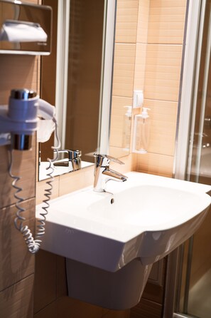 Double or Twin Room | Bathroom | Shower, free toiletries, hair dryer, towels