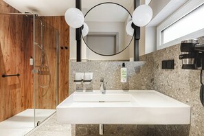 Superior Double Room | Bathroom | Free toiletries, hair dryer, towels - Qubus Hotel Wroclaw (Wroclaw)