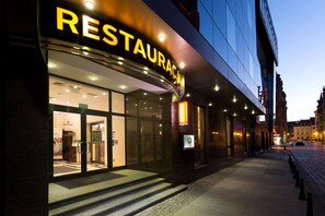 Fachada de la propiedad por la tarde o noche