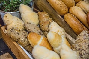 Desayuno buffet diario (PLN 75 por persona)