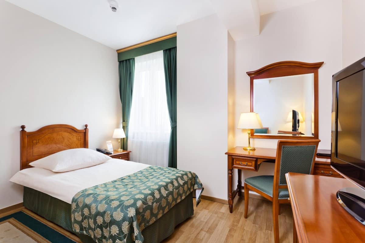 Single Room | In-room safe, desk, laptop workspace, blackout curtains