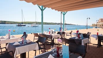 2 restaurantes; se sirve cocina mediterránea
