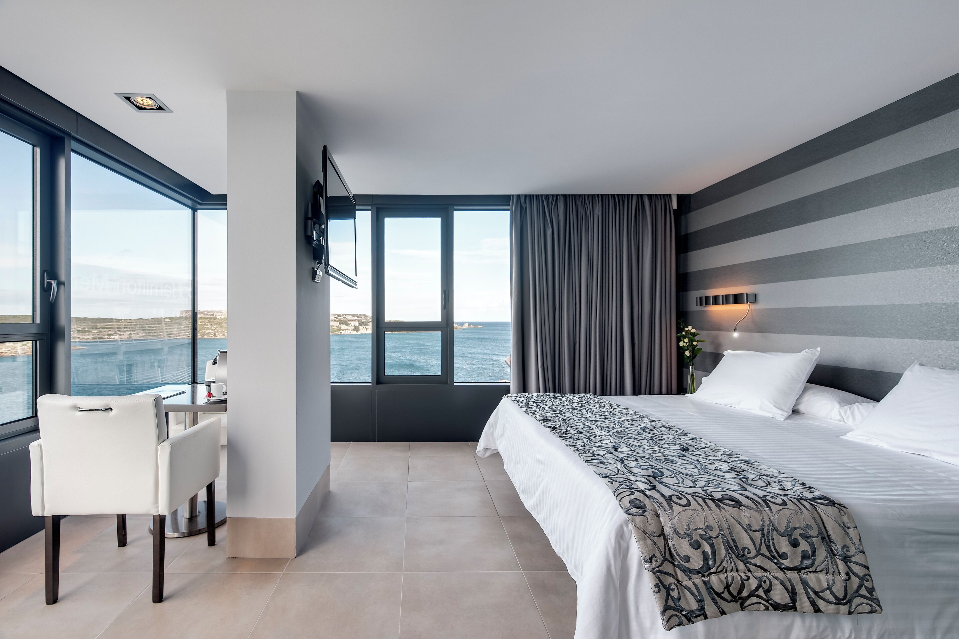 Habitación Deluxe, vista al mar | Ropa de cama de alta calidad y caja de seguridad en la habitación 