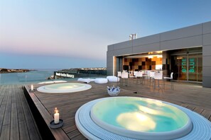 2 bars/lounges, rooftop bar