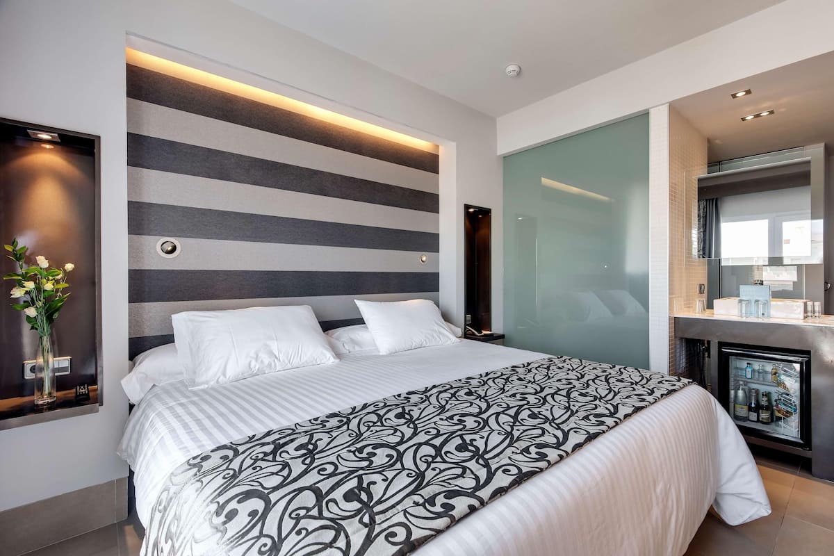 Premium bedding, in-room safe, desk, free WiFi