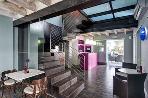 2 bars/lounges, rooftop bar