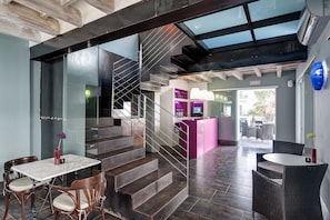 2 bars/lounges, rooftop bar