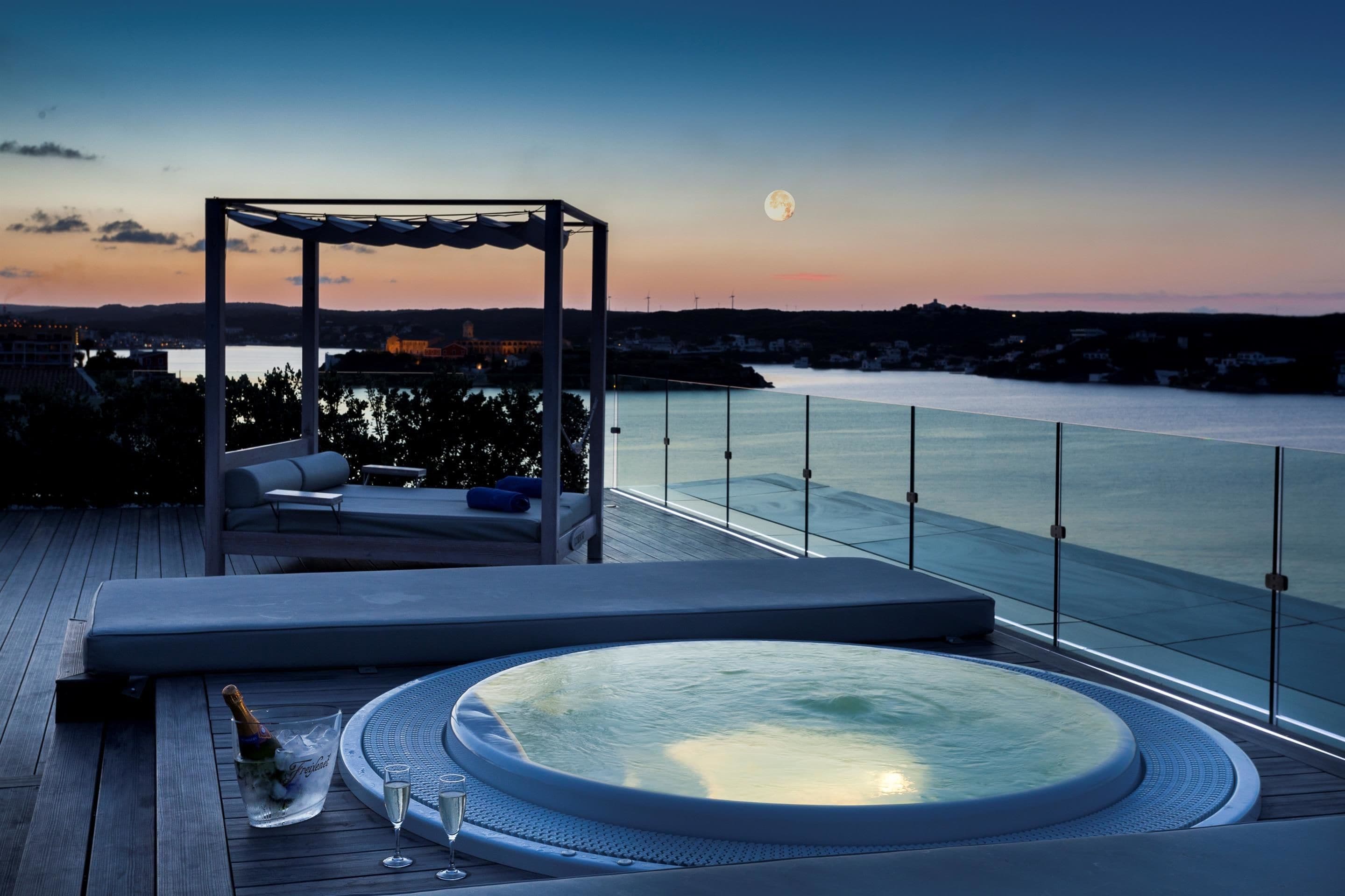 2 bares y 1 bar en la azotea