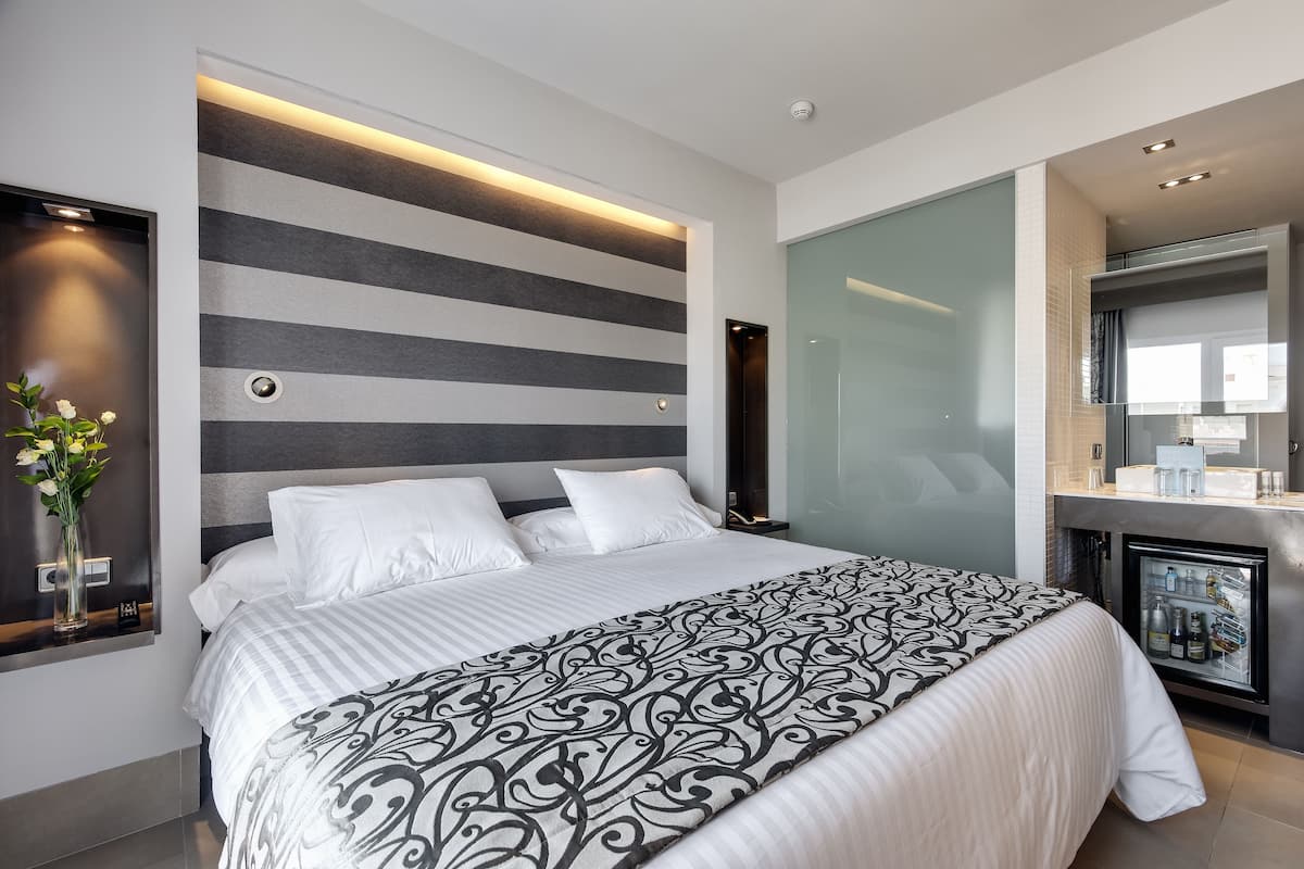 Premium bedding, in-room safe, desk, free WiFi