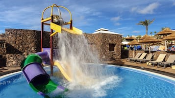 6 つの屋外プール、プール パラソル、サンラウンジャー