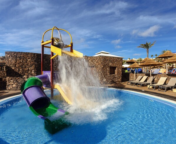 6 outdoor pools, pool umbrellas, pool loungers