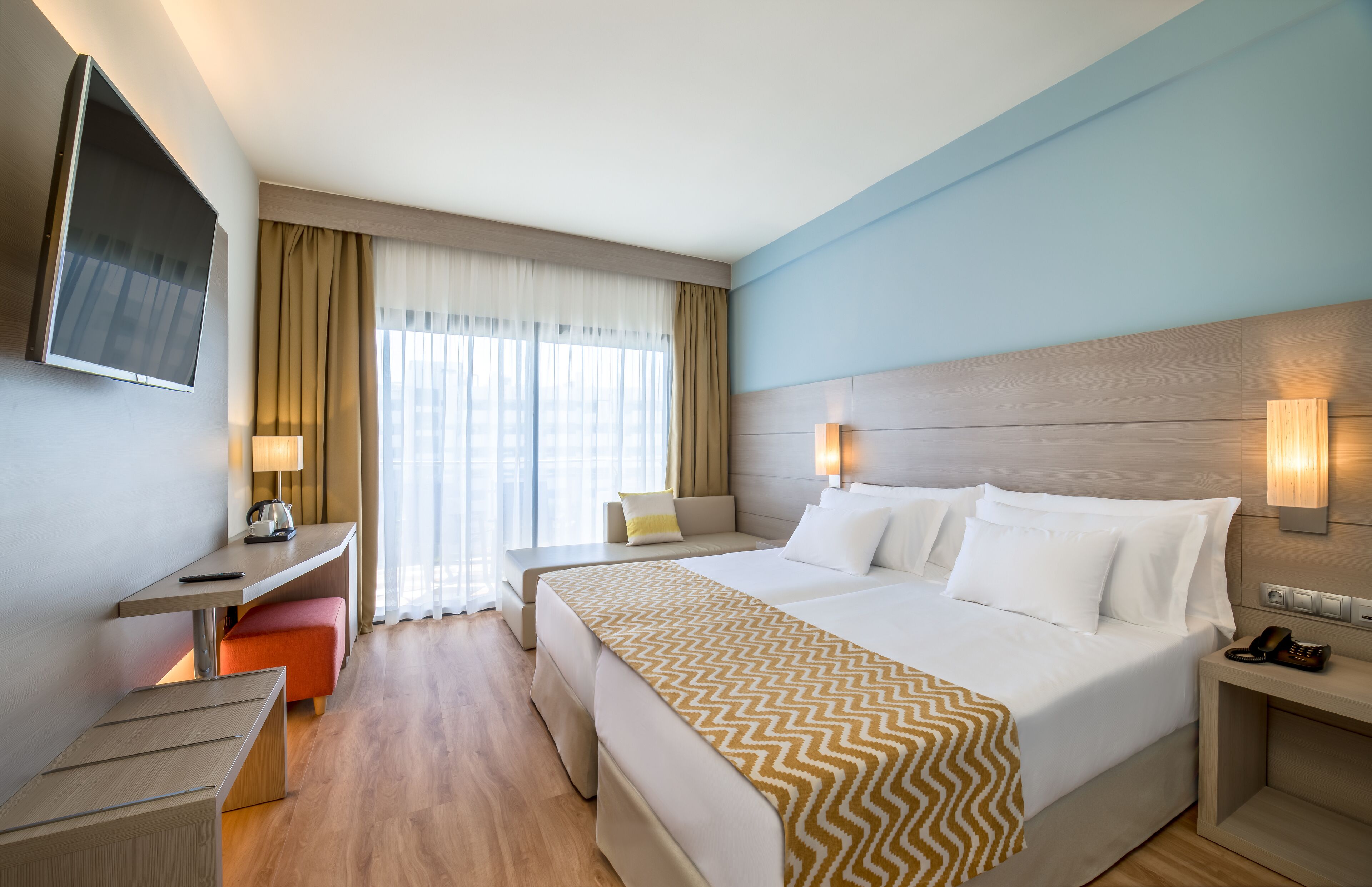 Minibar, laptop workspace, blackout drapes, WiFi (free)