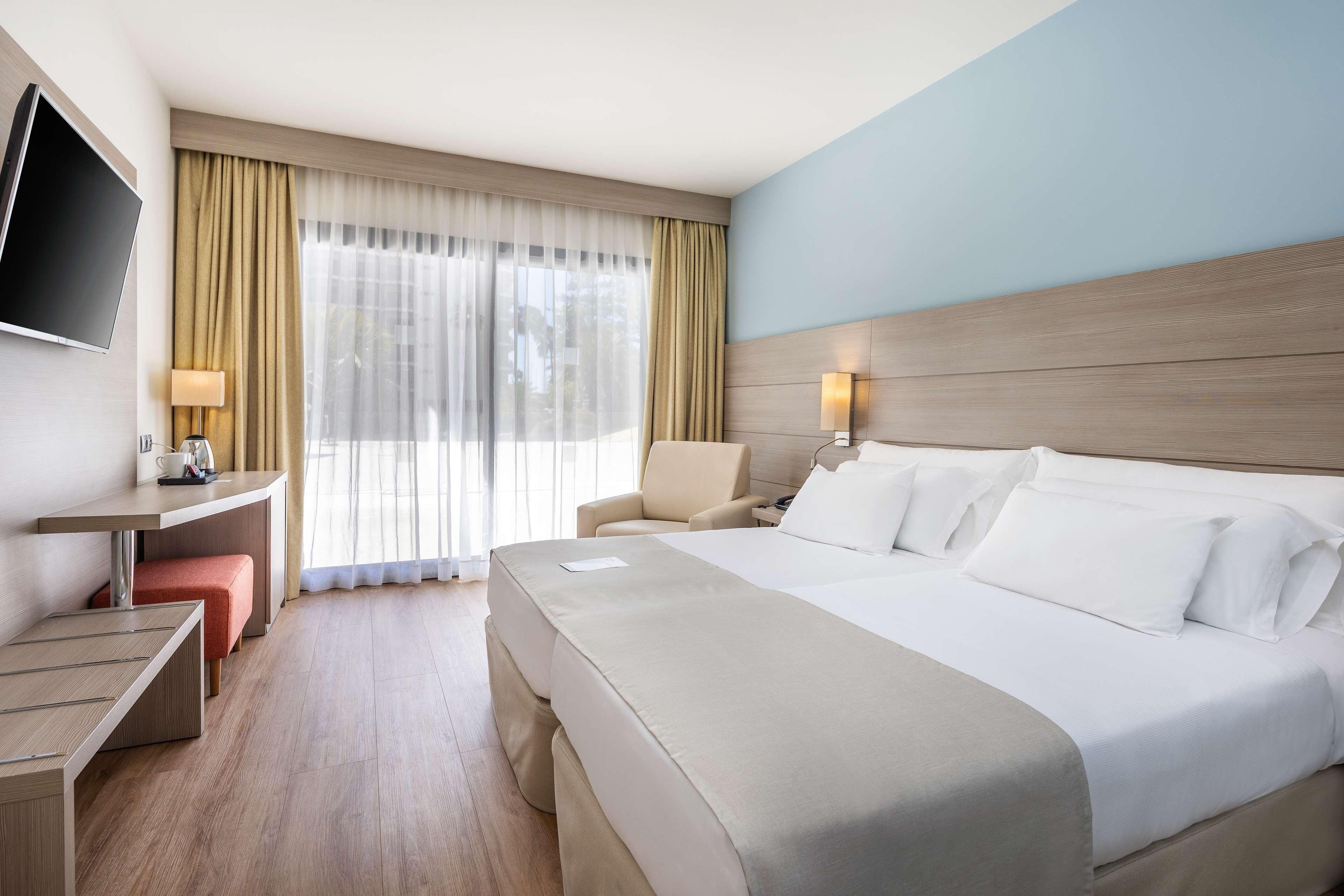 Minibar, laptop workspace, blackout drapes, WiFi (free)