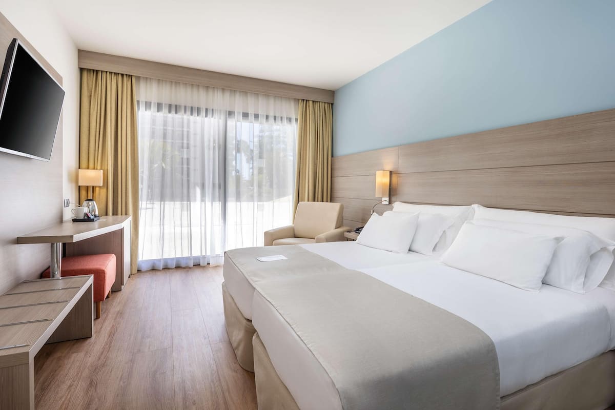 Minibar, laptop workspace, blackout drapes, WiFi (free)