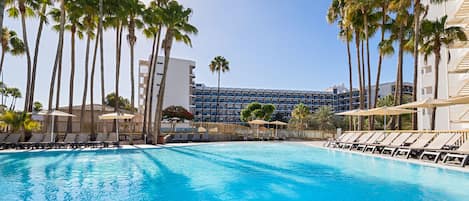 2 buitenzwembaden, parasols voor strand/zwembad