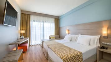 Minibar, espacio para trabajar con laptop y cortinas blackout
