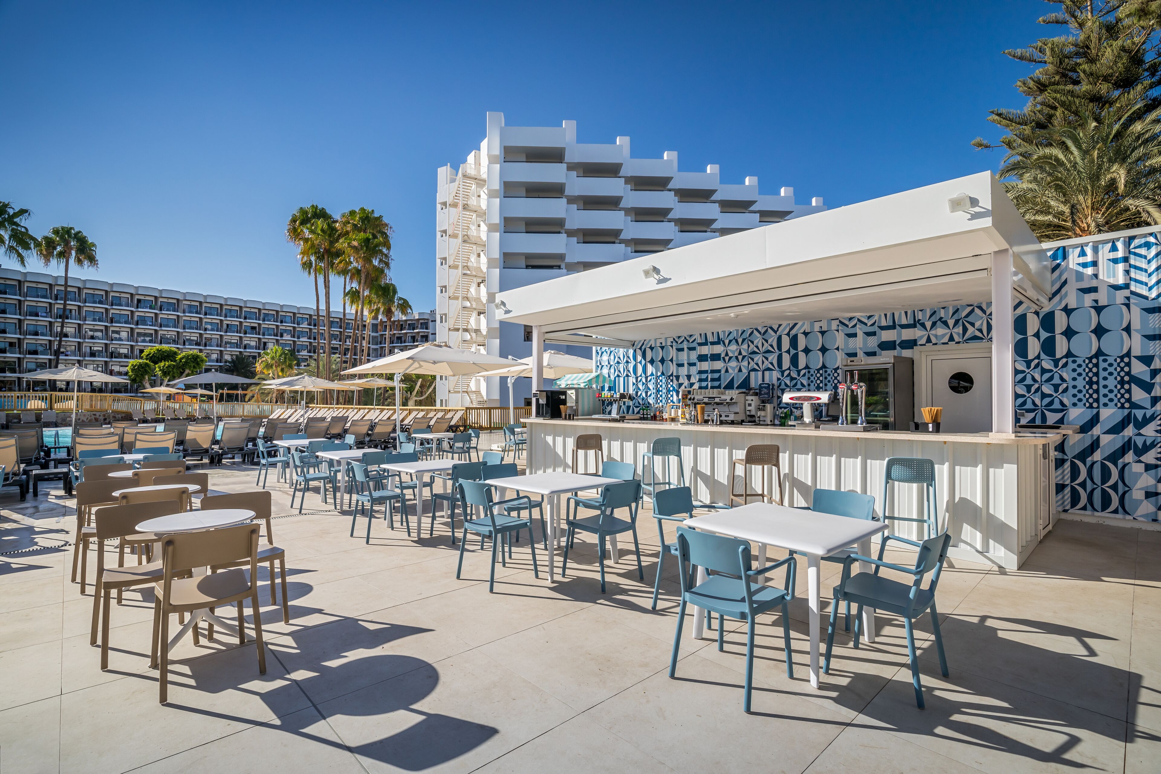 Bar au bord de la piscine
