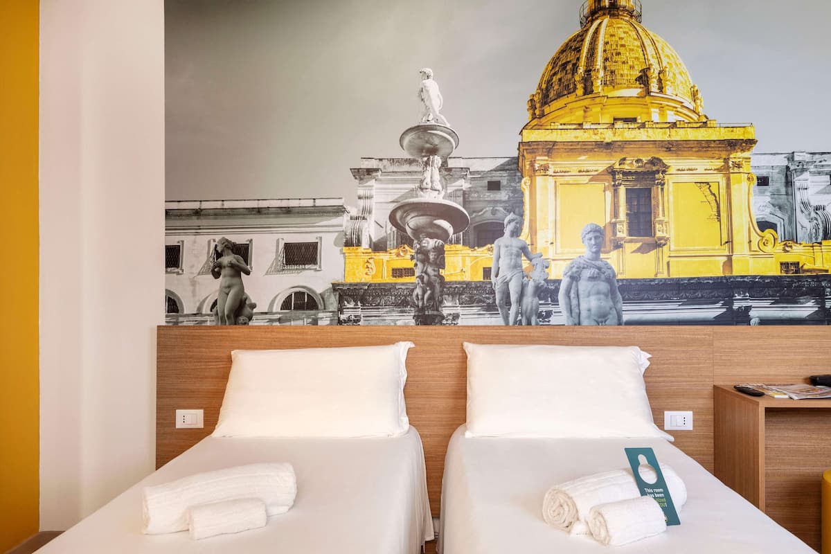 Betten mit Memory-Foam-Matratzen, Zimmersafe, Schreibtisch