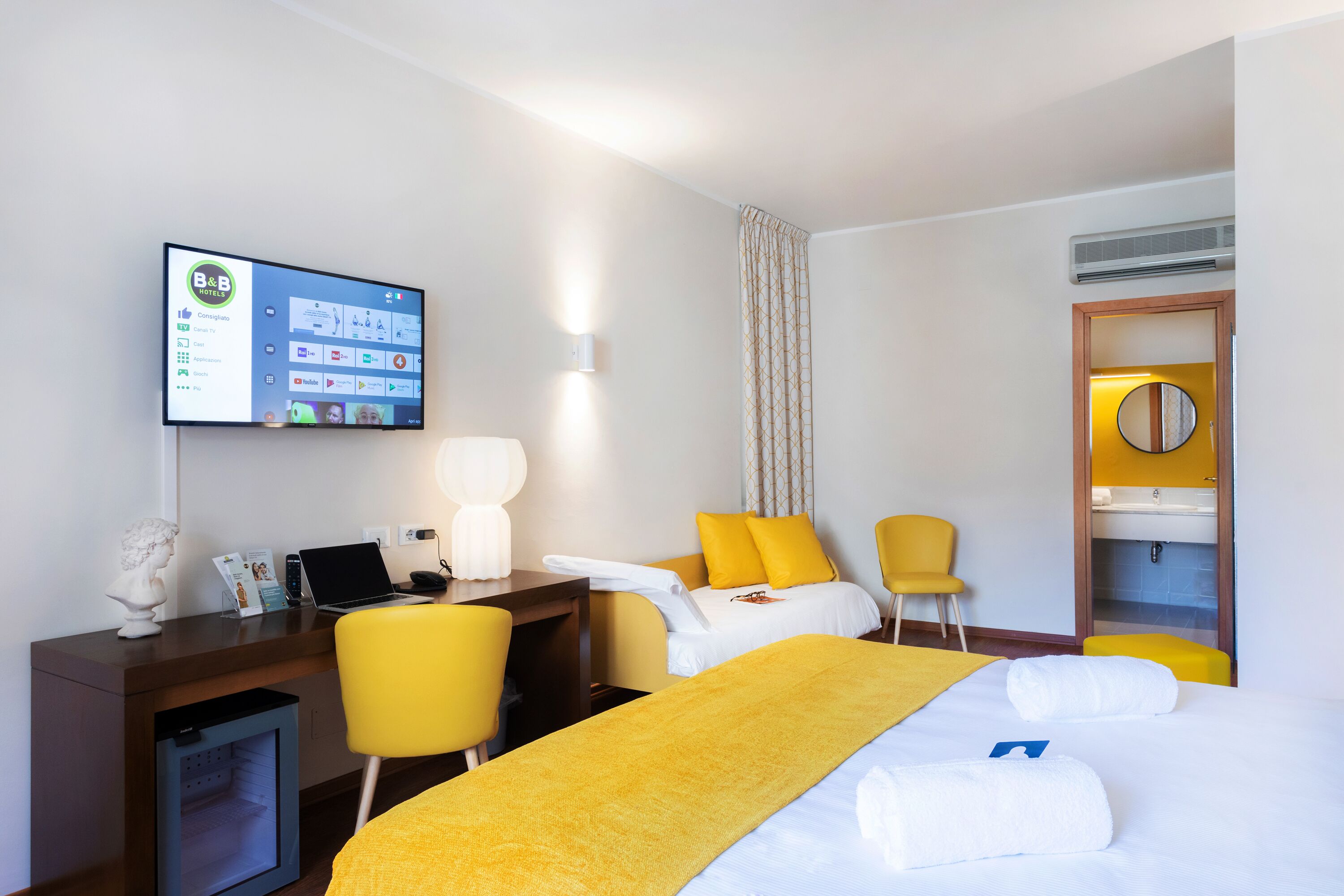 Standard-Dreibettzimmer, Nichtraucher, Stadtblick | Betten mit Memory-Foam-Matratzen, Zimmersafe, Schreibtisch