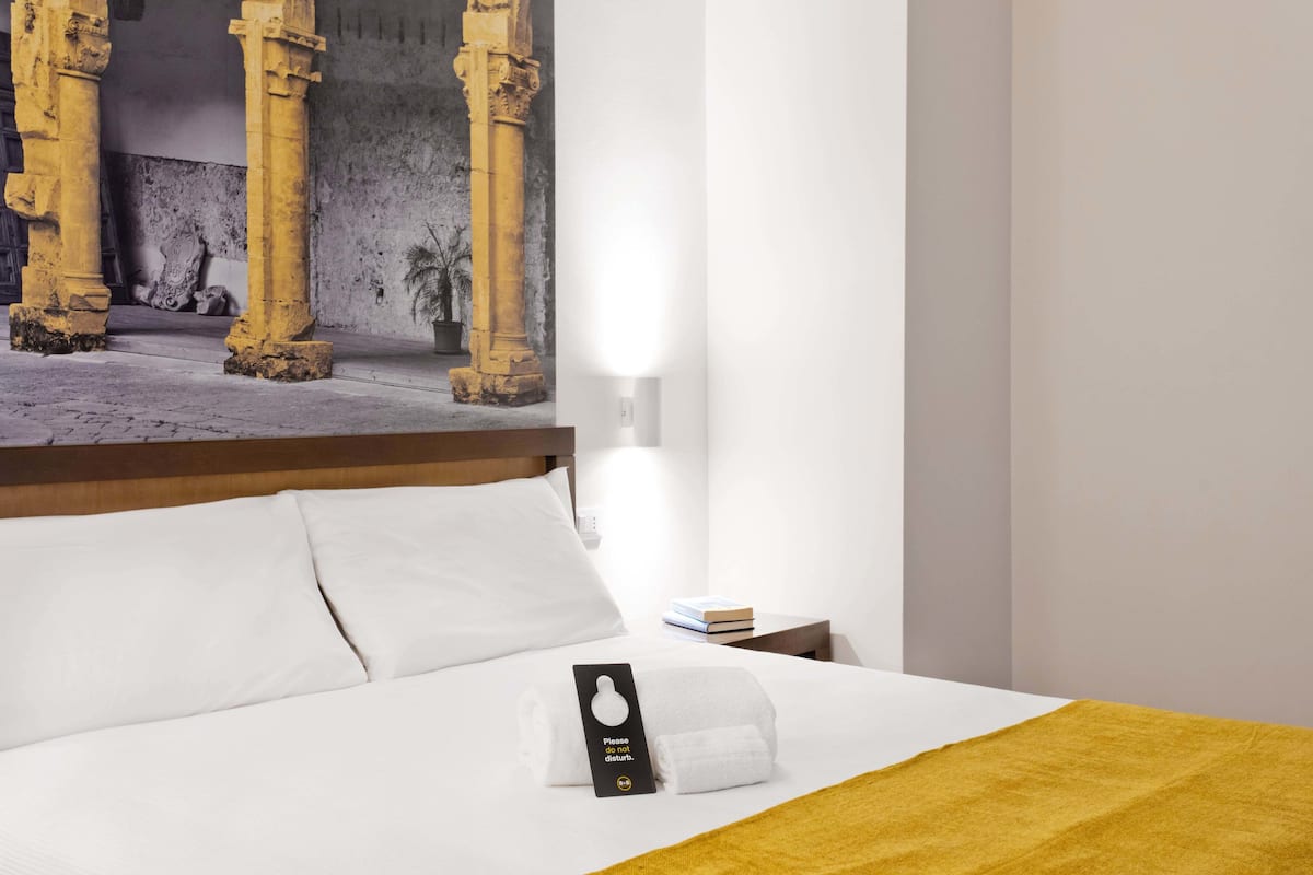 Matelas mémoire de forme, coffres-forts dans les chambres, bureau