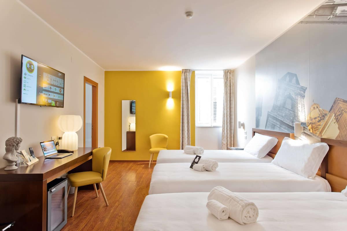 Betten mit Memory-Foam-Matratzen, Zimmersafe, Schreibtisch
