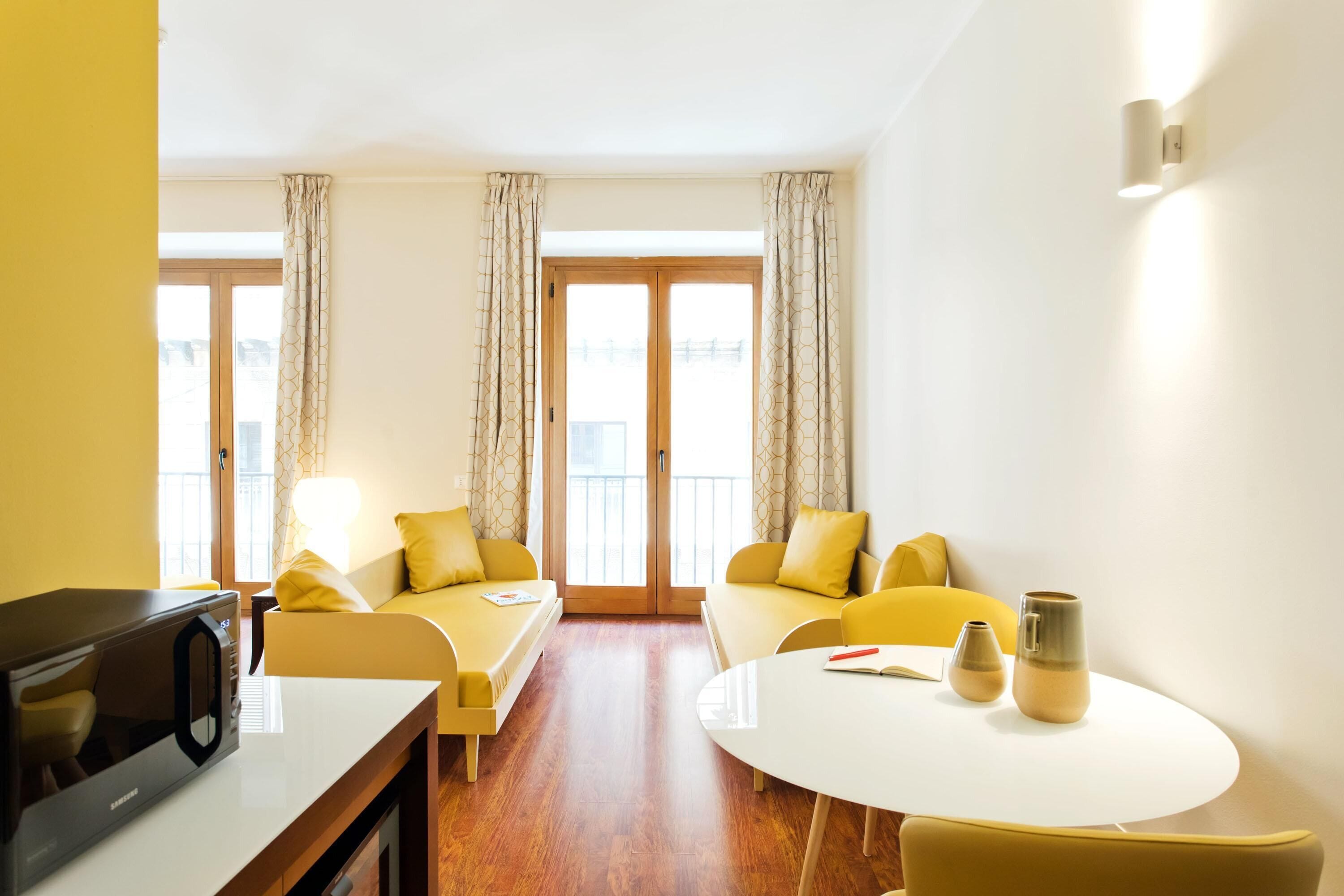 Junior-Suite, Nichtraucher | Wohnbereich | 43-Zoll-Smart-TV mit Satellitenempfang, Fernseher