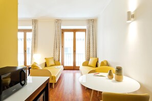 Suite – junior, ikke-røyk | Oppholdsområde | En 43-tommers smart-TV med Parabol-TV samt TV