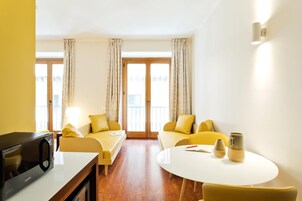 Suite Junior, non fumatori | Area soggiorno | Smart TV 43 pollici con canali satellitari, TV