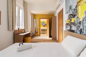 Standard Double Room, Non Smoking | Memory foam beds, in-room safe, desk, iron/ironing board - B&B Hotel Palermo Quattro Canti (Palermo)