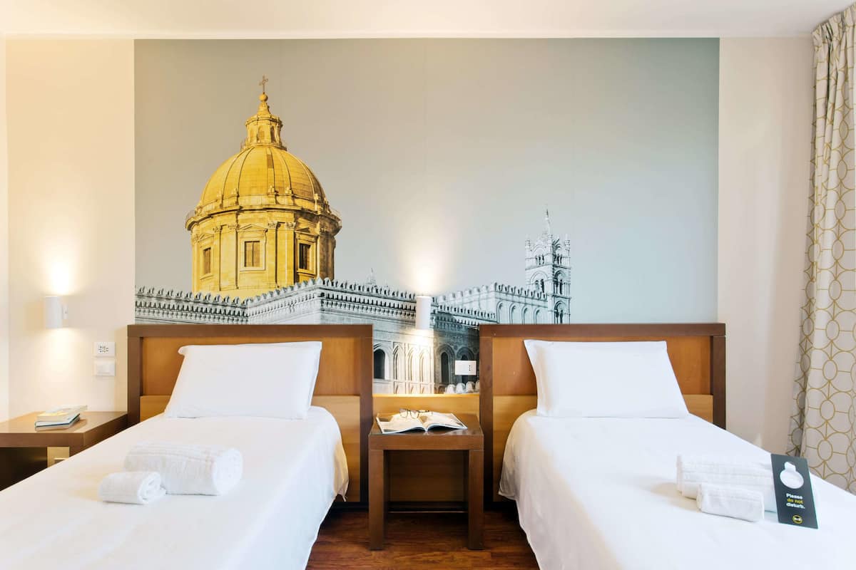 Matelas mémoire de forme, coffres-forts dans les chambres, bureau