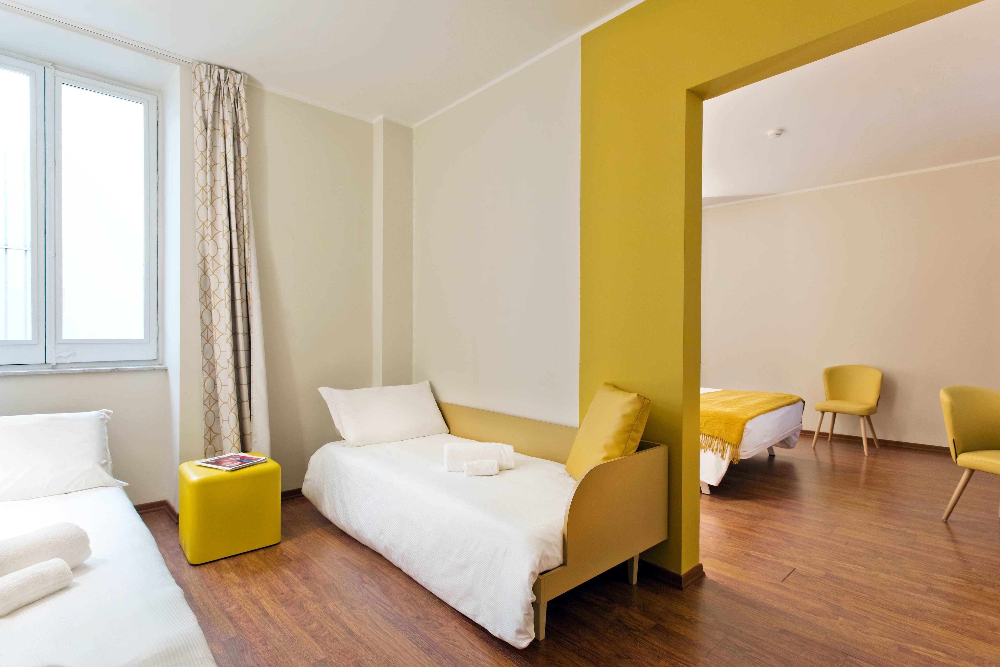 Betten mit Memory-Foam-Matratzen, Zimmersafe, Schreibtisch