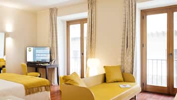 Junior-Suite, Nichtraucher | Betten mit Memory-Foam-Matratzen, Zimmersafe, Schreibtisch