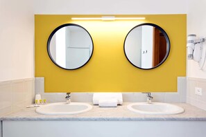 وحدات دش مع أحواض استحمام، مستلزمات مجانية للعناية الشخصية، مجففات شعر