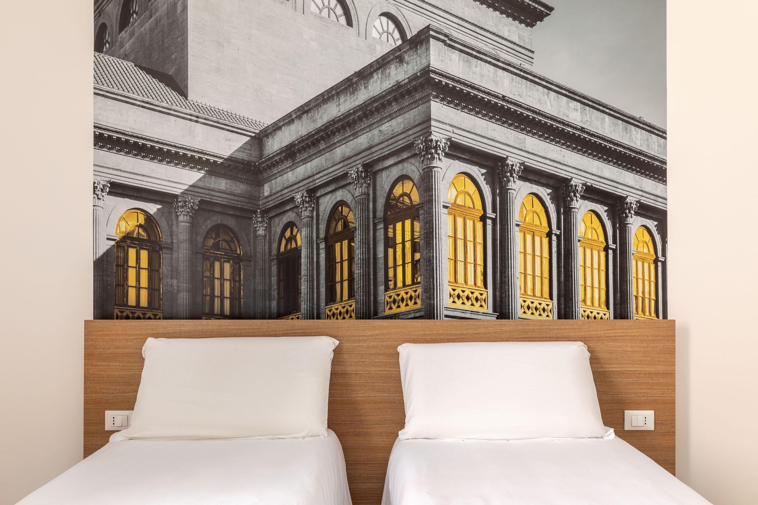 Betten mit Memory-Foam-Matratzen, Zimmersafe, Schreibtisch