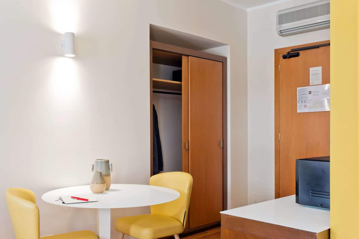 Suite Junior, non-fumeurs | Matelas mémoire de forme, coffres-forts dans les chambres, bureau