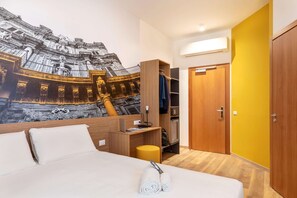 Lit avec matelas en mousse à mémoire, coffre-fort, bureau