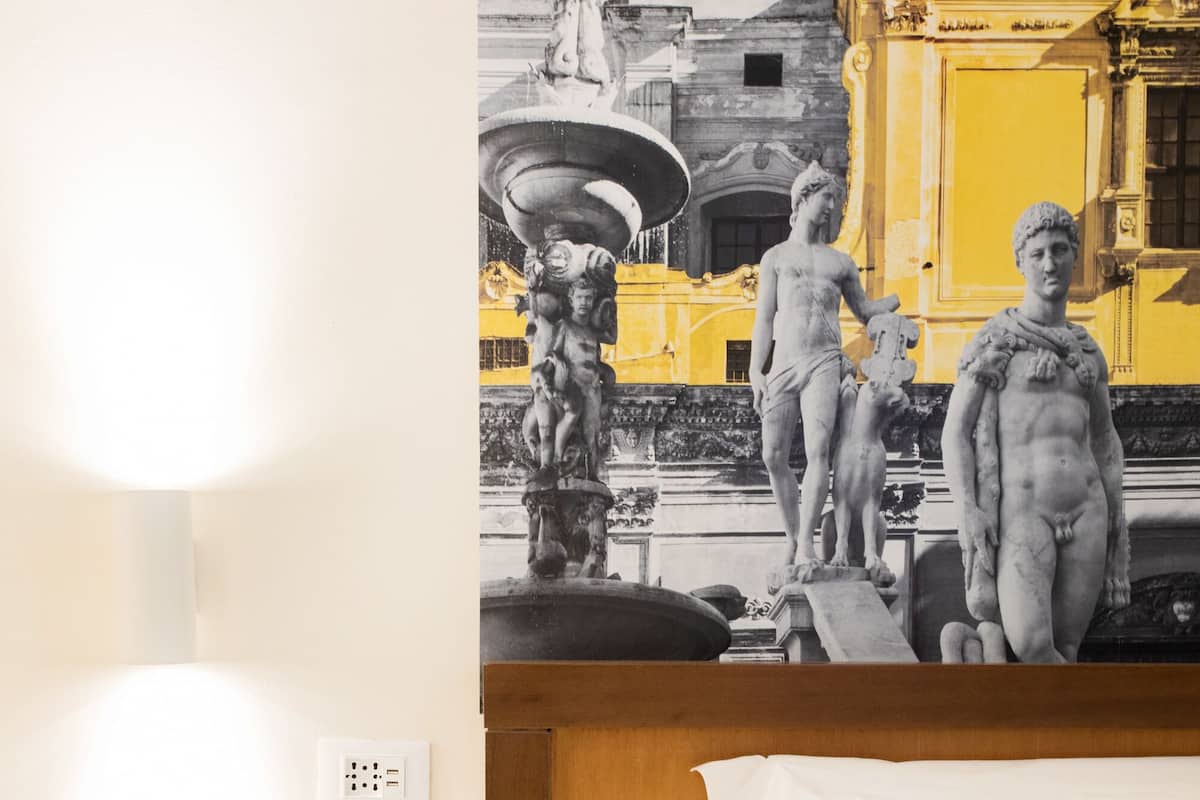 Matelas mémoire de forme, coffres-forts dans les chambres, bureau