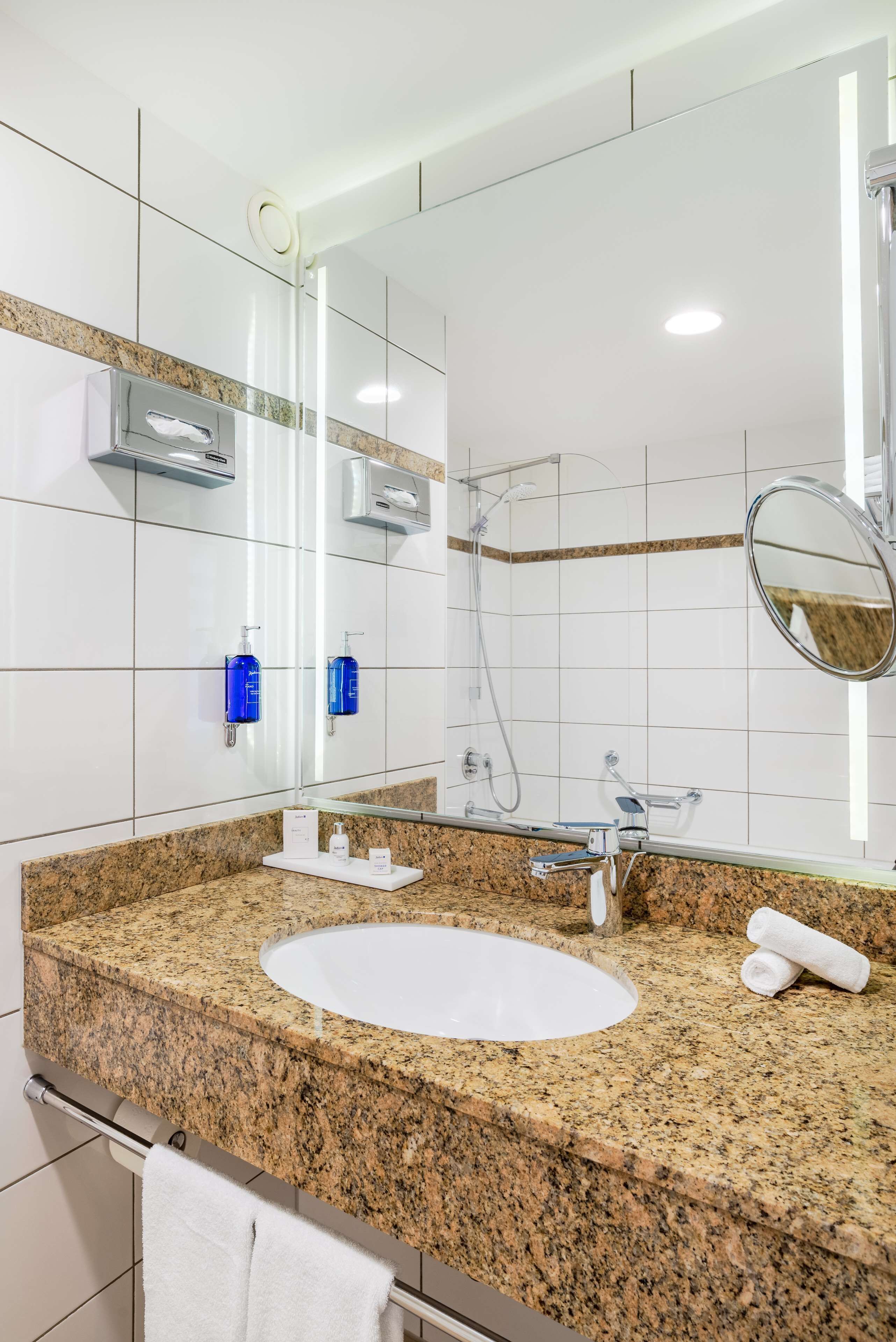 standard room | bathroom | free toiletries, hair dryer, towels