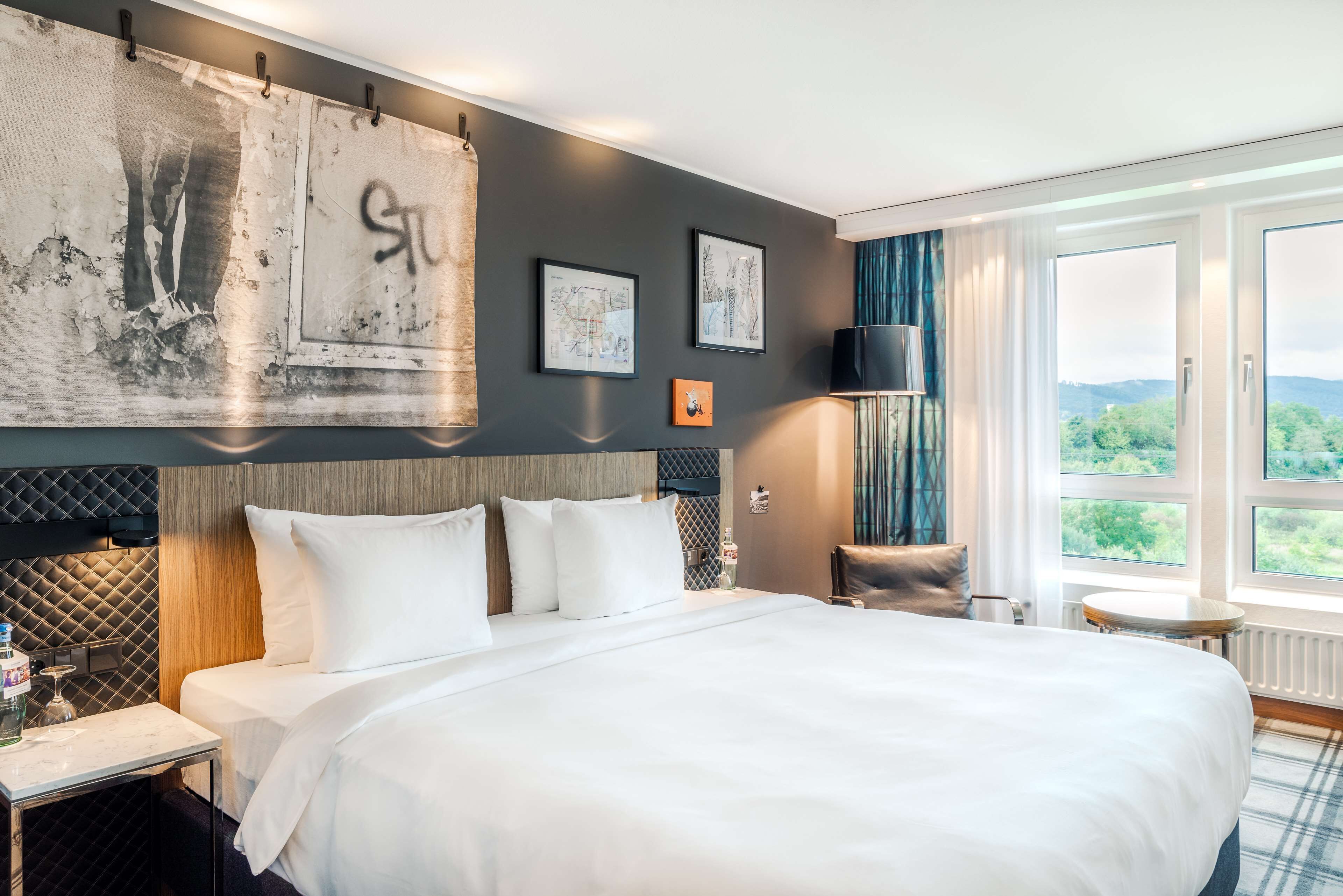 Superior kamer | Luxe beddengoed, een minibar, een kluis op de kamer, een bureau