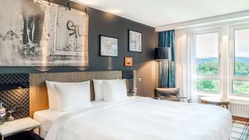 Superior kamer | Luxe beddengoed, een minibar, een kluis op de kamer, een bureau