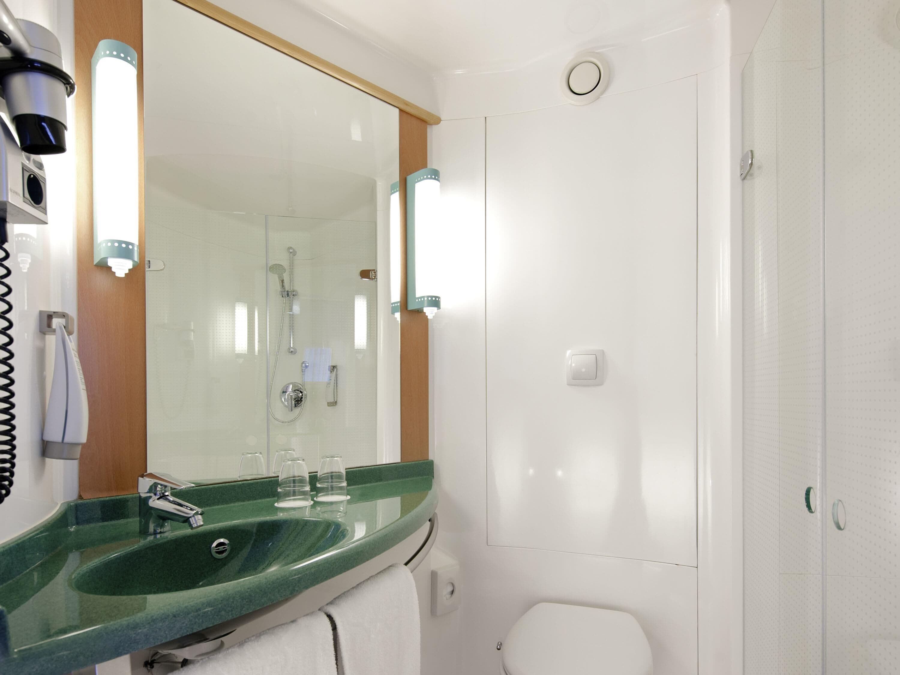 Desk, soundproofing, free WiFi, bed sheets