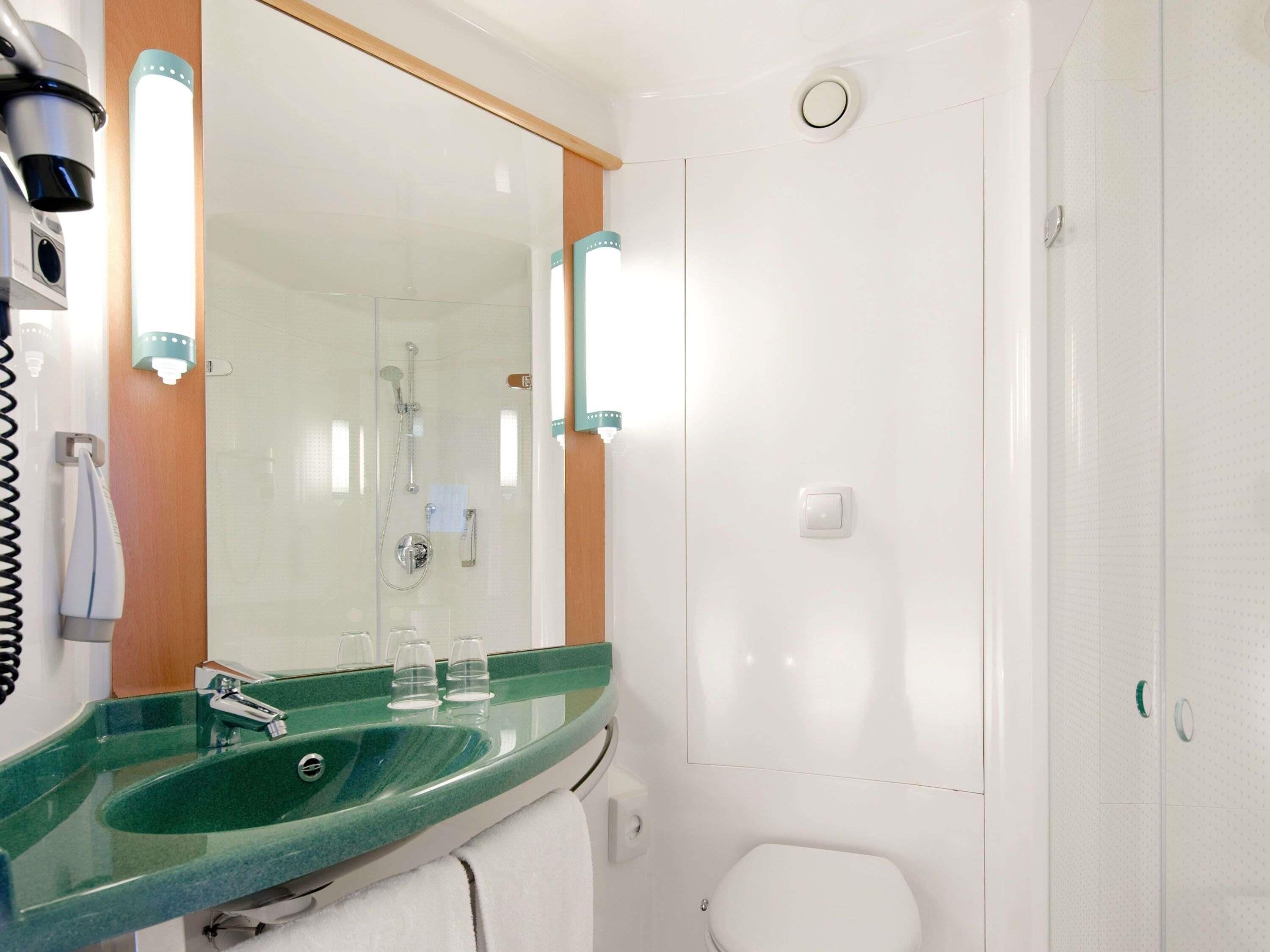 Desk, soundproofing, free WiFi, bed sheets