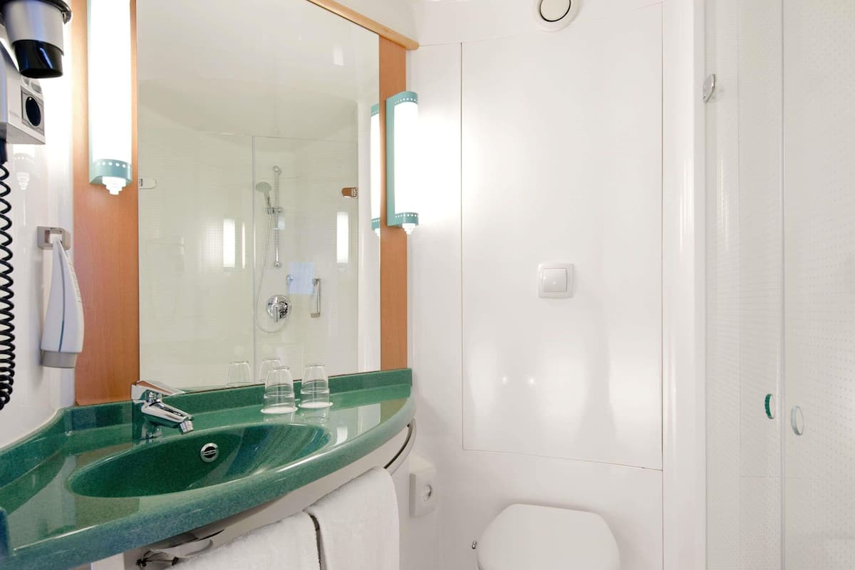 Escritorio, sistema de insonorización, wifi gratis y ropa de cama